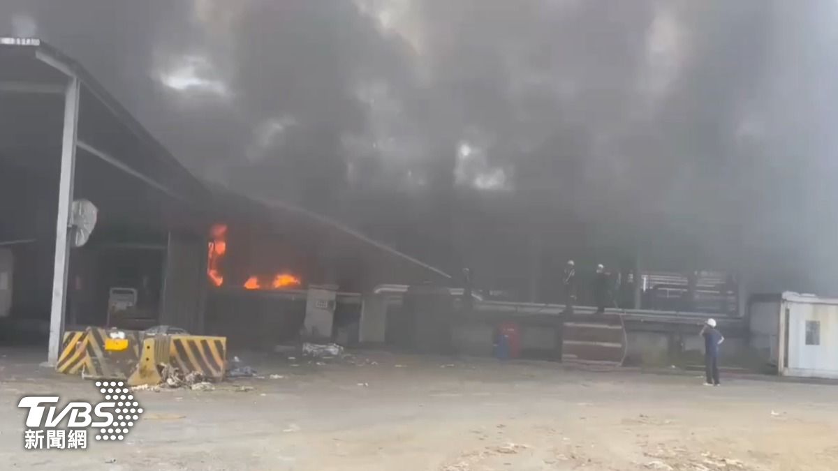 屏南工業區工廠大火「黑煙猛竄」狂燒1小時 消防車急灌救