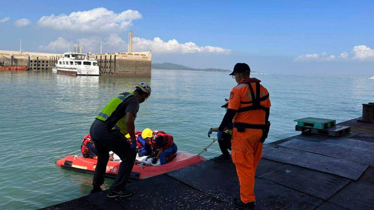 金門水頭碼頭釣客落海「卡防波堤涵洞」 打撈上岸已身亡