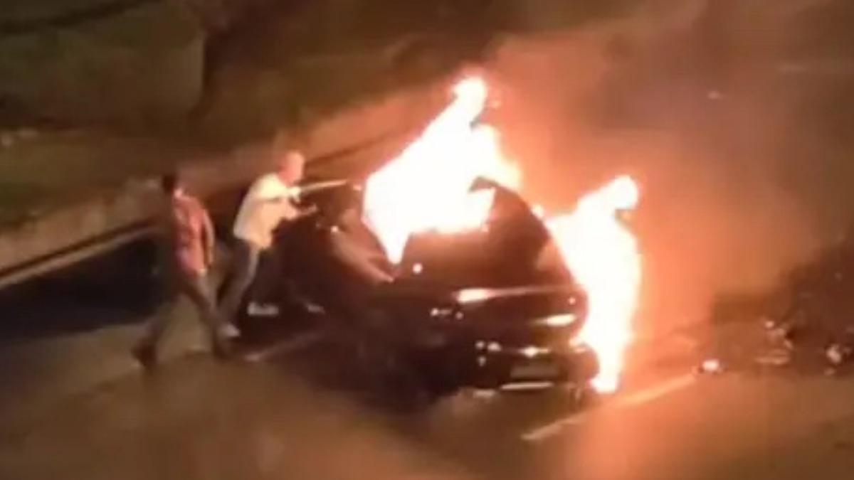 小米SU7 Ultra電動車碰撞起火,車門鎖死路人徒手破窗失敗。(圖/微博)