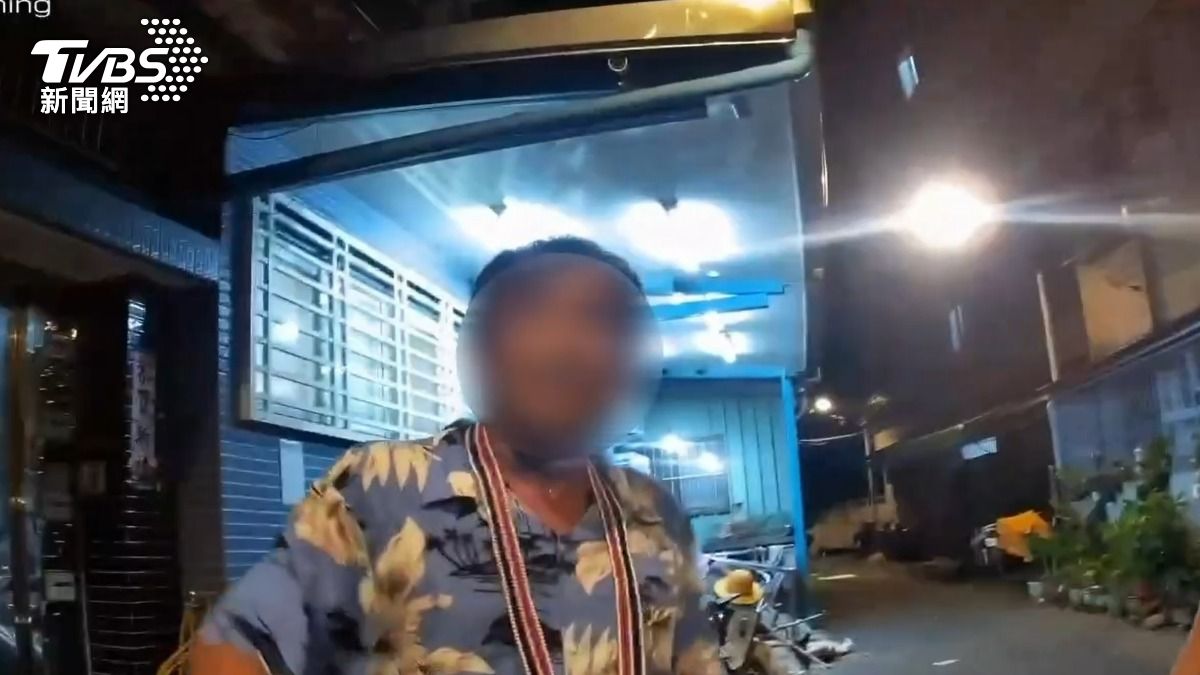 警方到場制止放煙火的游姓男子。(圖/TVBS)
