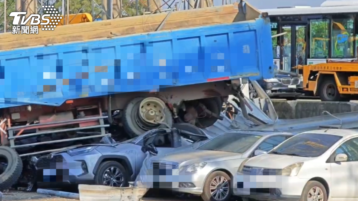 桃園大貨車下交流道暴衝!撞爛停車場護欄 8車毀損「壓扁」