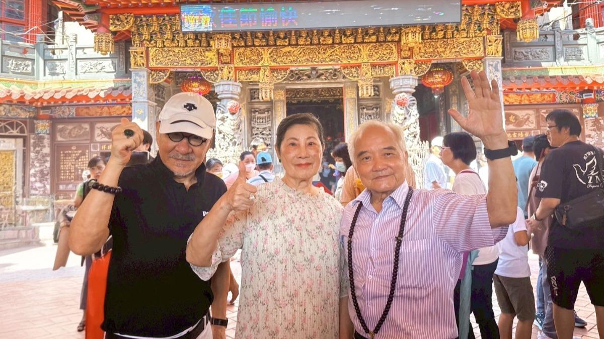 孫情(左起)、文平嫂、廣播教父文平參拜白沙屯媽祖。(圖/台中多媒體公司提供)