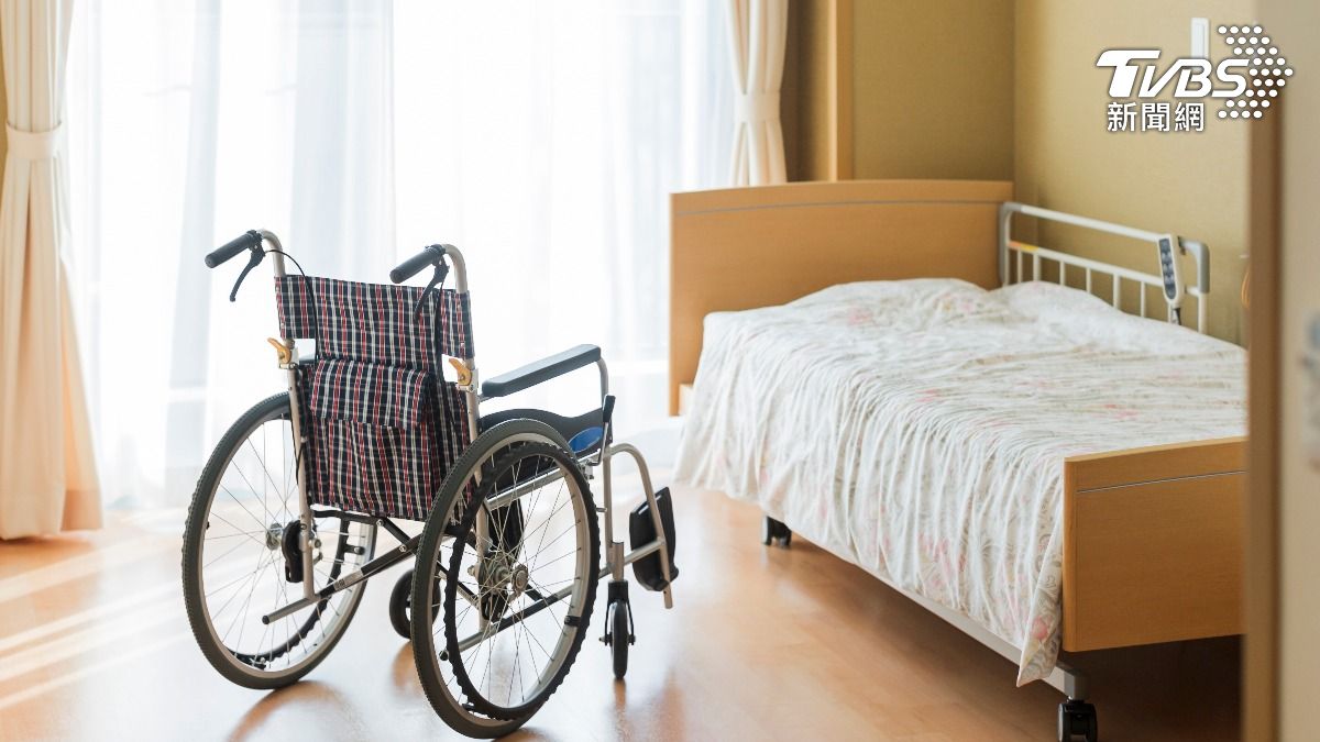 父從房間消失!女急聯絡養老院 被告知「人在冷凍櫃」送醫亡