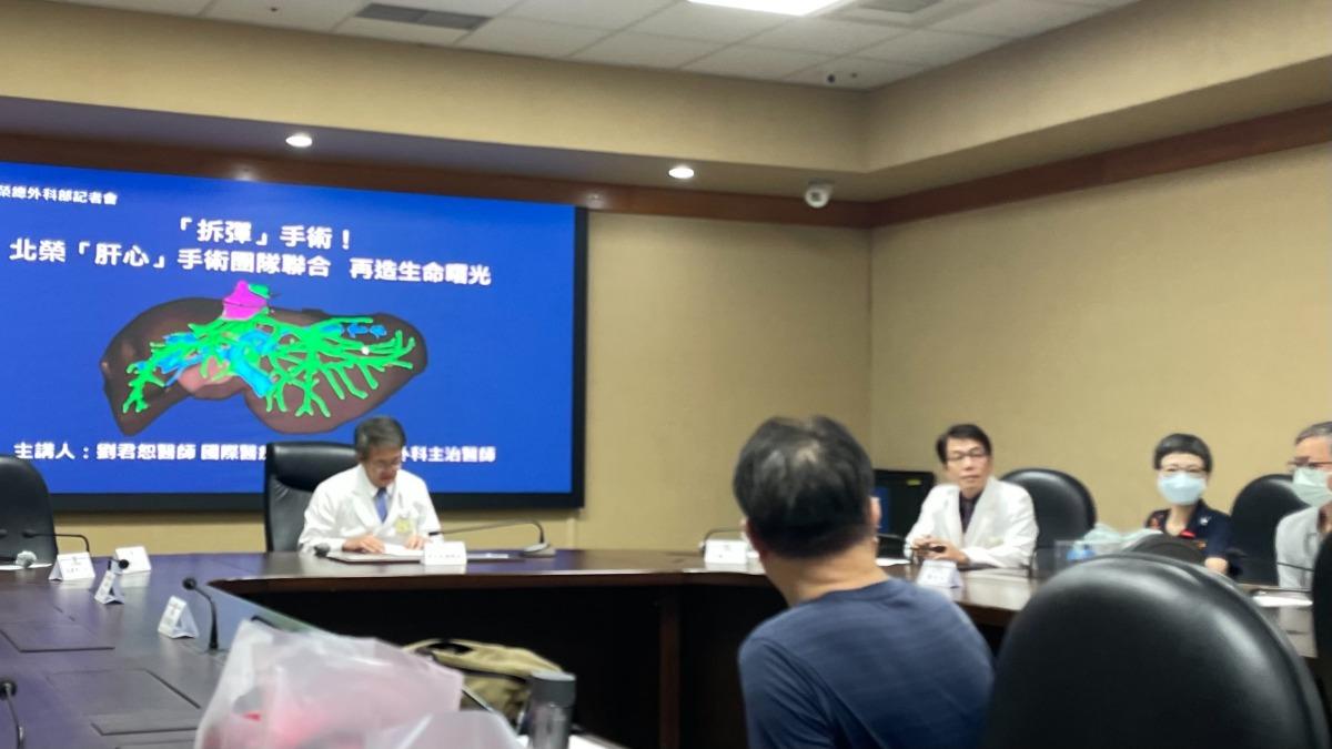 潘女士（右二）經歷手術，目前已恢復健康。（圖／傅乙珮攝）