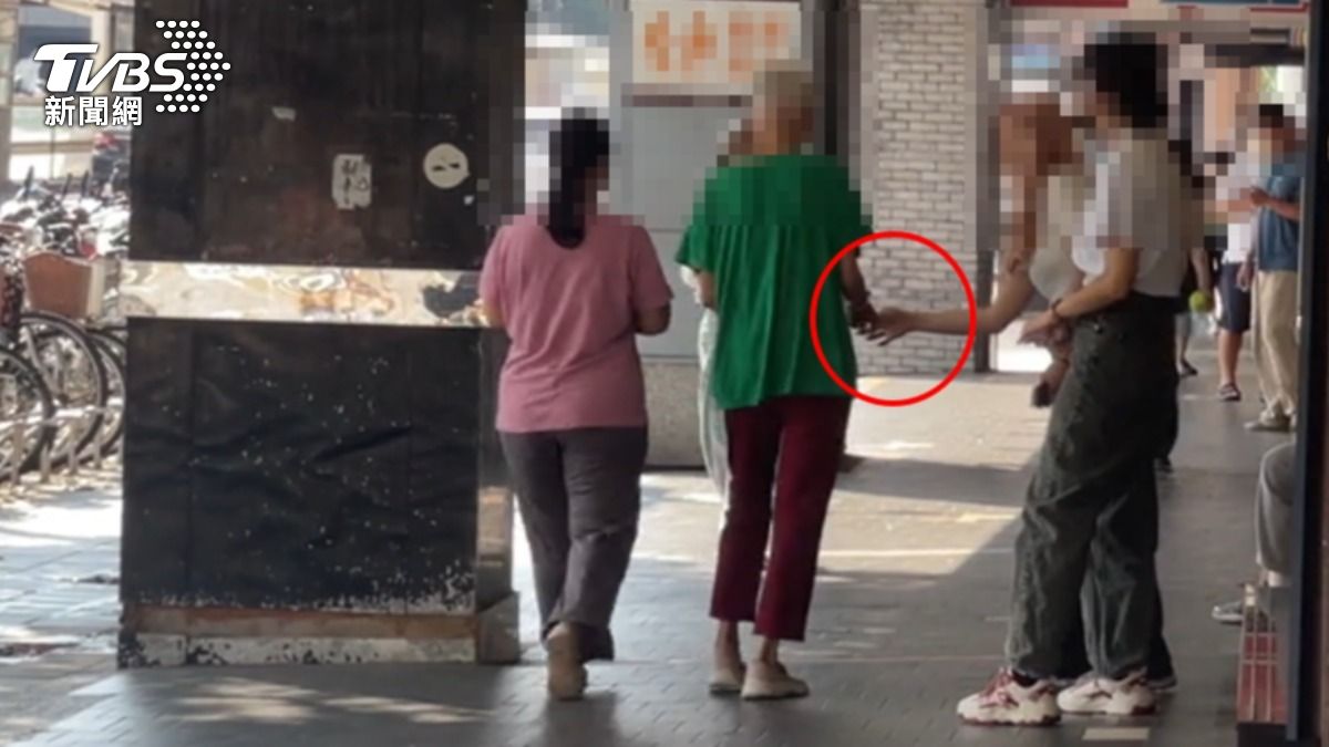 攔路人送試用包，消費者不滿控強迫推銷。（圖／TVBS）