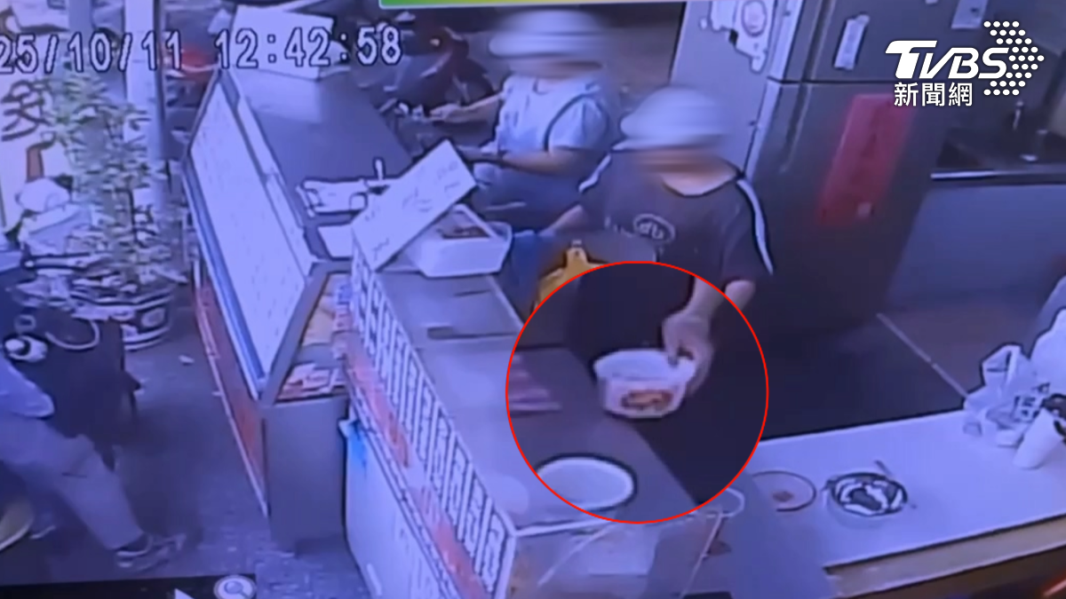 員工煮了自己帶的碗麵,順手把碗麵的碗放在桌上,才發生這起烏龍事件。(圖/TVBS)