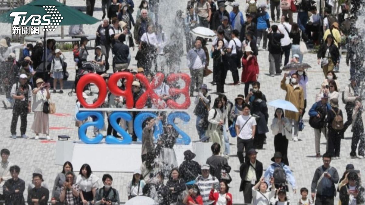2025大阪世界博覽會13日閉幕擠滿人潮，會場提早20分鐘開門民眾有人從前一天下午就在排隊等入場。（資料圖片／達志影像美聯社）