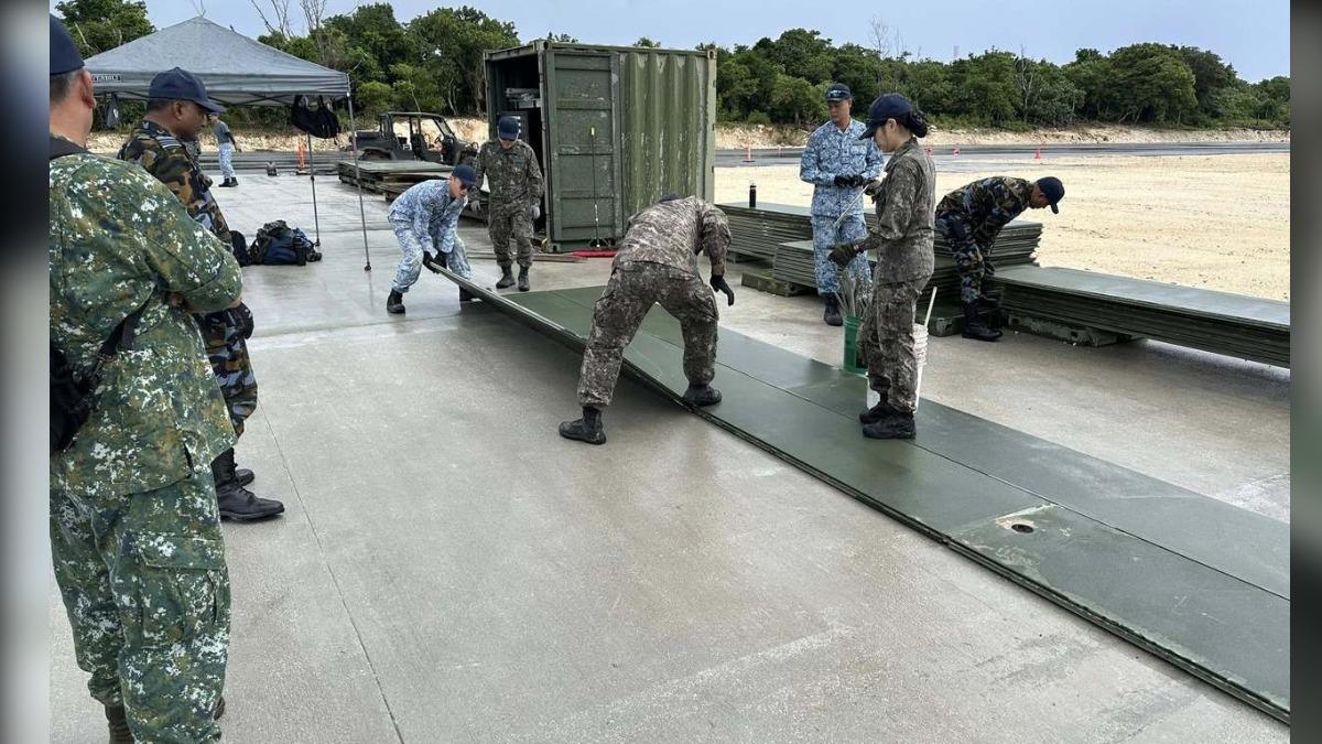 美國空軍於9月下旬在關島安德森空軍基地舉行的「銀旗演習」中,紀實照畫面裡,出現身著制式數位迷彩服的國軍人員(圖左)身影。(圖/新加坡空軍臉書)