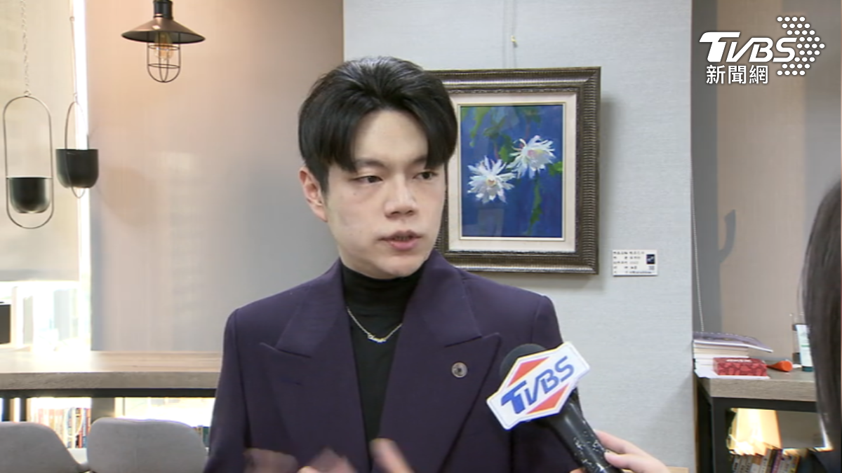 婦吃便當又吐往鄰座丟，律師怨很想罵髒話。（圖／TVBS）