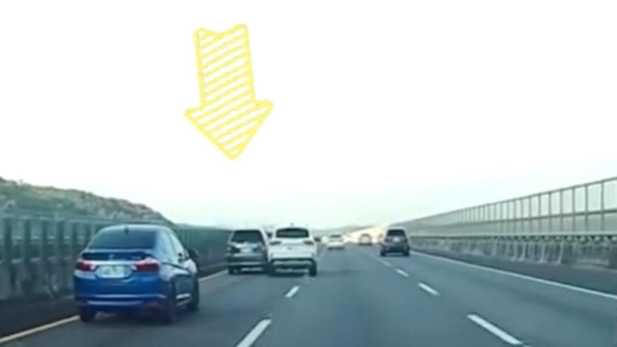 疑輔助駕駛失控害黑車撞護欄,保險桿飛噴。(圖/爆料公社)