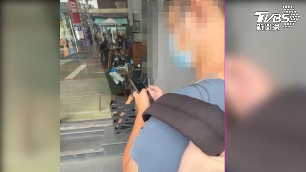 一名俄羅斯籍女舞者楊娜，11日在屏東一處咖啡廳休息時，發現一名可疑男子正對著她拿手機，疑似在偷拍。（圖／TVBS）