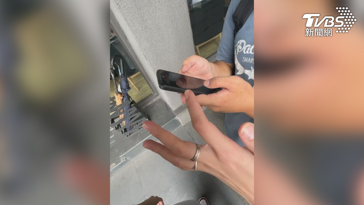 一名俄羅斯籍女舞者楊娜，在屏東發現一名可疑男子正對著她拿手機，疑似在偷拍，男子被發現後，狂刪照片。（圖／TVBS）