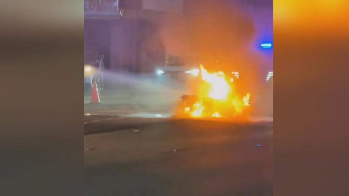女騎士因酒後駕車，在行經該路段時不明原因自摔，導致機車起火燃燒成一團火球。（圖／翻攝社會事新聞影音）