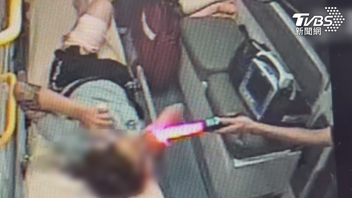 女騎士在接受包紮後準備送醫。但當警方持酒測感知器靠近時，設備立即亮起紅燈。（圖／TVBS）