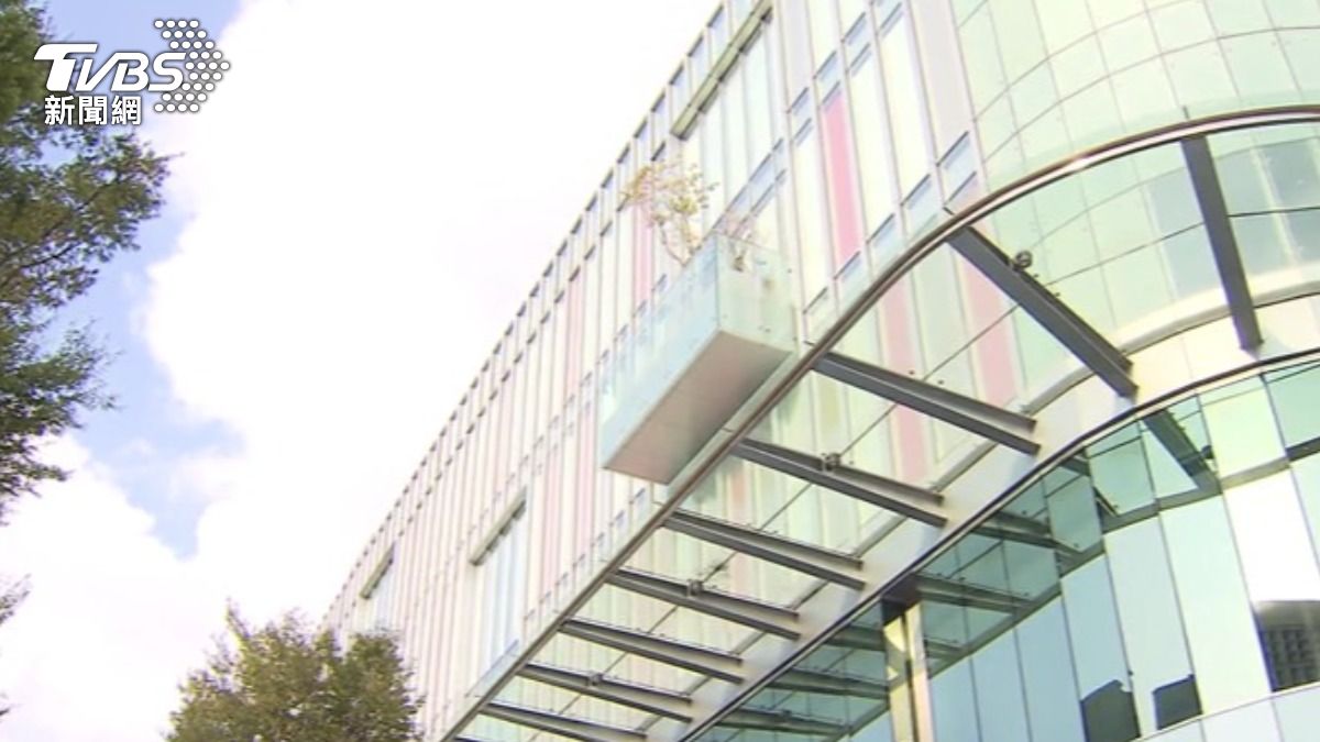 大巨蛋影城的綠化設施,被質疑盆栽擋住逃生緩降梯。(圖/TVBS)