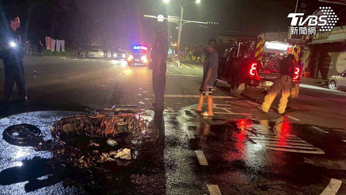 機車已燒得只剩骨架，現場散落著機車零件碎片，地面上留有大片燒焦痕跡。（圖／TVBS）