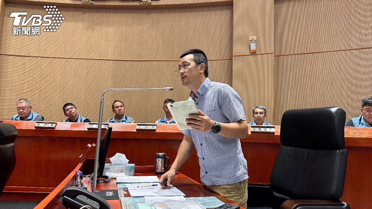 縣議員董森堡呼籲中央協助解決金門交通難題。(圖/程子奕攝)
