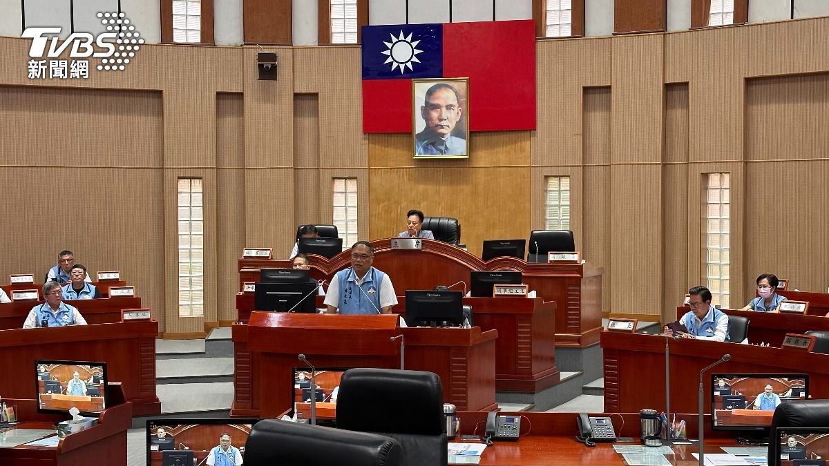 金門縣副縣長李文良報告考察新台馬輪行程。(圖/程子奕攝)