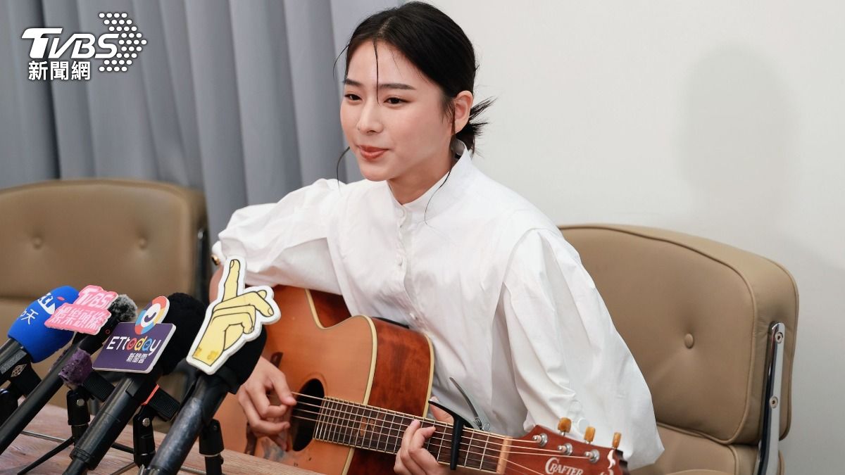 袁漠遙擁有老師傳承下來的吉他。(圖/趙世平攝)