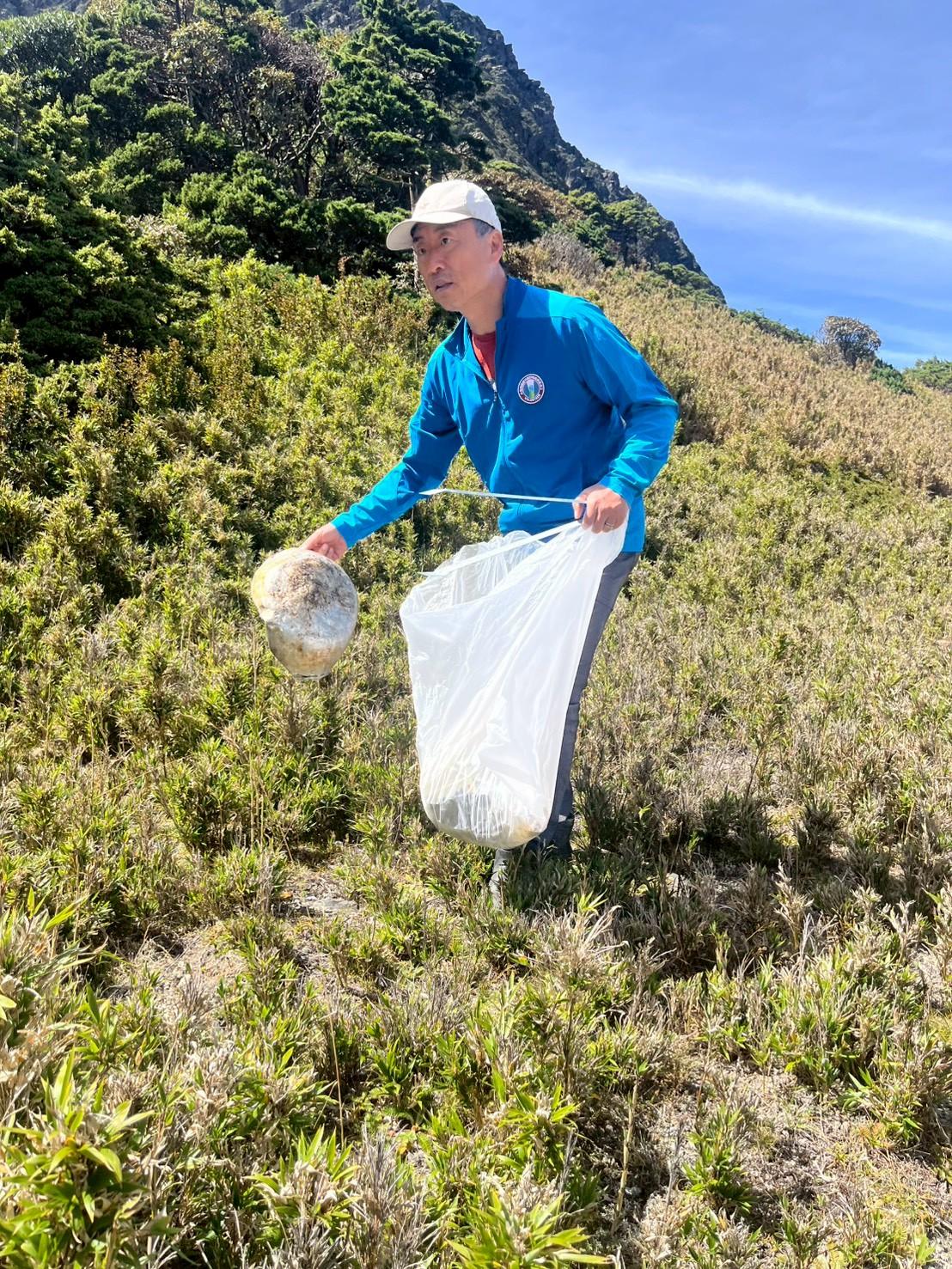志工與山友一同淨山。（圖／太管處提供）