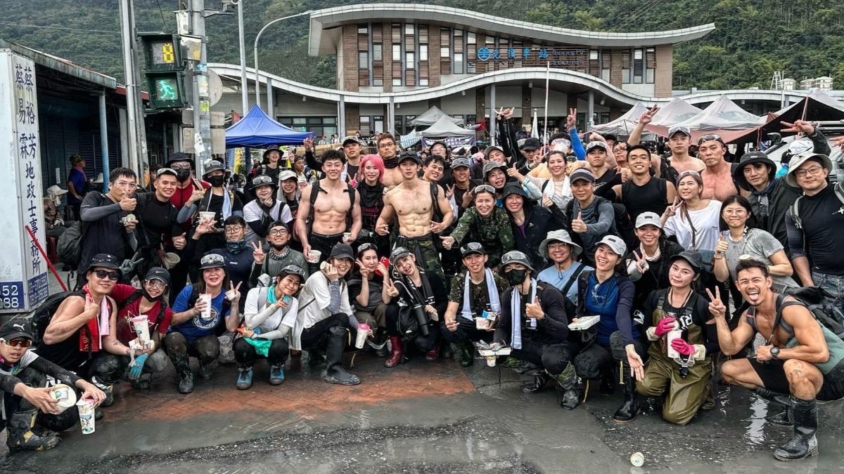 Rock組肌肉戰隊去花蓮。(圖/翻攝自Rock IG)