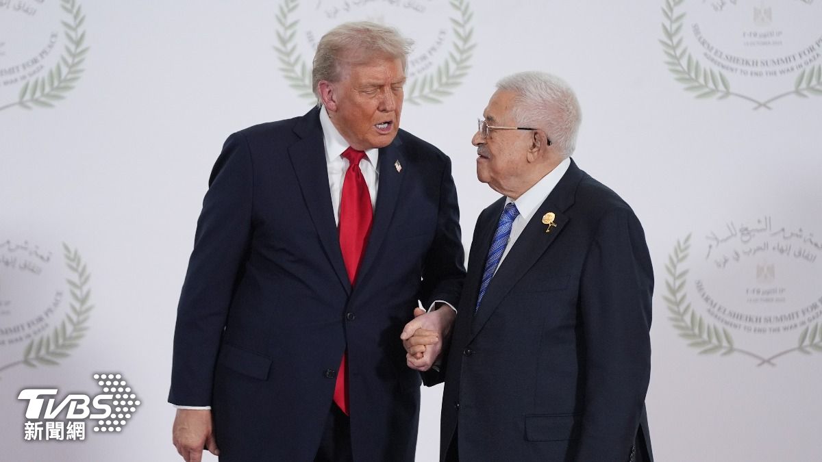 美國總統川普(Donald Trump)今天在埃及舉行的加薩高峰會上與巴勒斯坦自治政府主席阿巴斯(Mahmud Abbas)會面,這是兩人8年來首次見面並握手致意。(圖/達志影像美聯社)