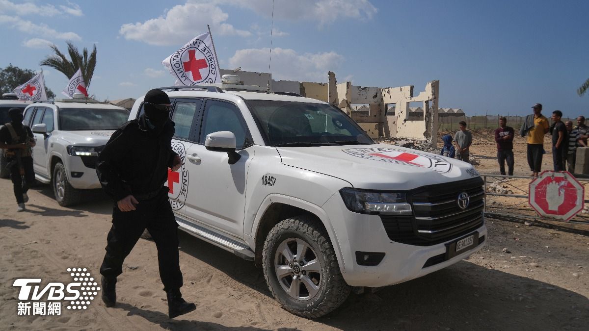 巴勒斯坦伊斯蘭主義組織「哈瑪斯」(Hamas)今天將兩名遭扣押於加薩的以色列人質遺體移交給紅十字會(Red Cross)。(圖/達志影像美聯社)