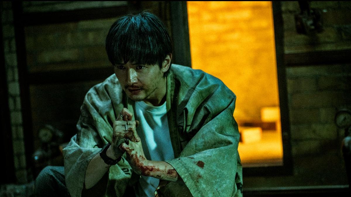 張軒睿在《泥娃娃》中飾演年輕驅魔師,令人耳目一新。(圖/天予電影提供)