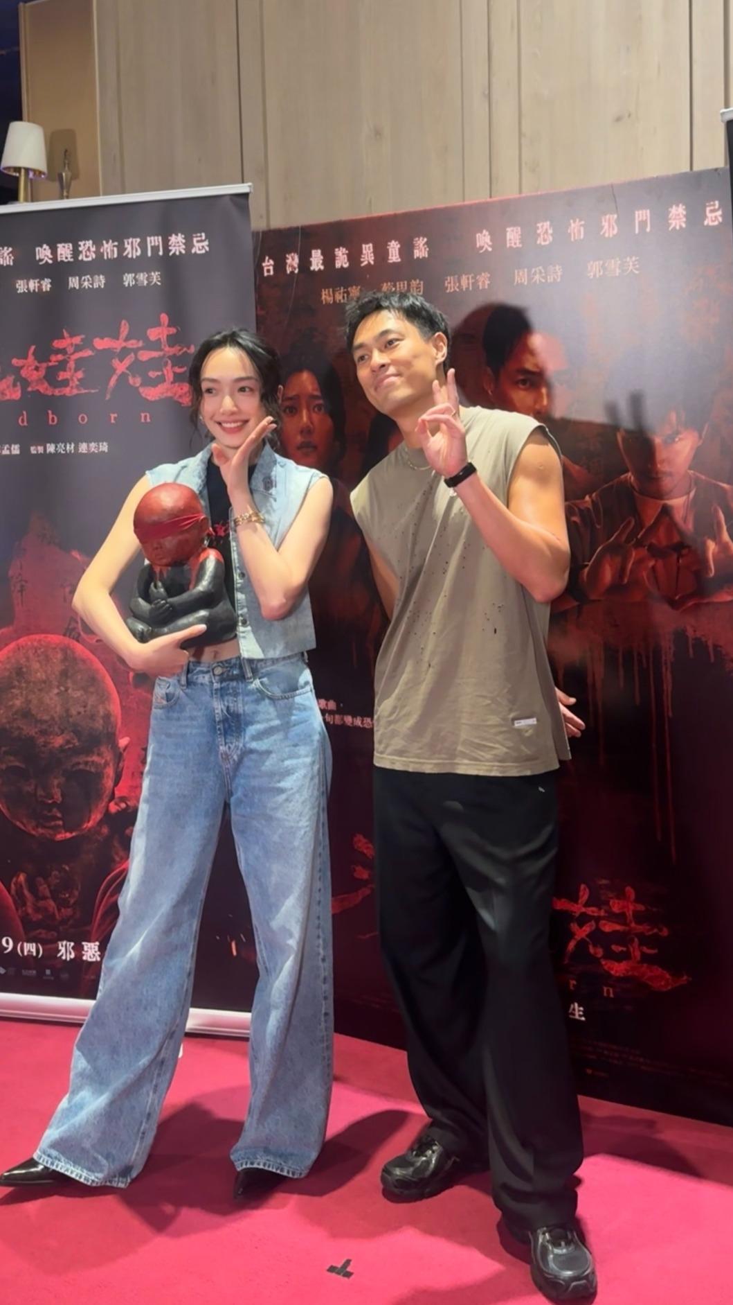 《泥娃娃》片中的苦難夫妻蔡思韵與楊祐寧,帶著泥娃娃參加映後與觀眾互動。(圖/天予電影提供)
