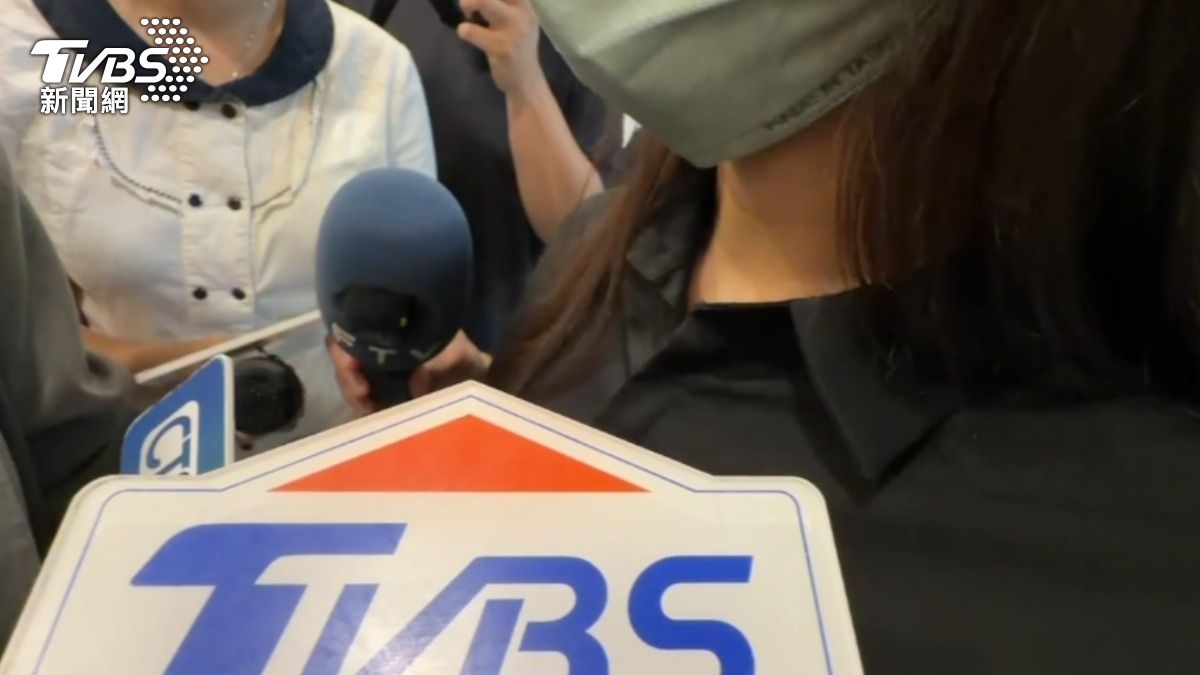 長榮女員工離世，親友哽咽哀悼。（圖／TVBS）