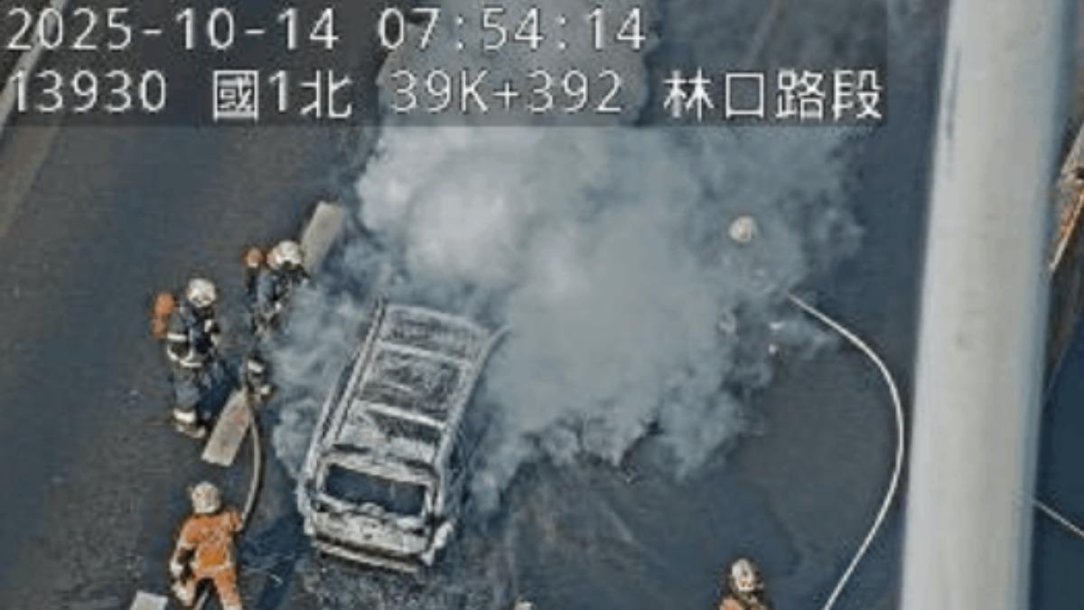國道一號一輛計程車不明原因起火燃燒。(圖/翻攝畫面)