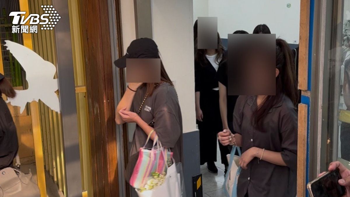 長榮空服員「黑珍珠」猝逝!遺體進火化場 同事相擁而泣