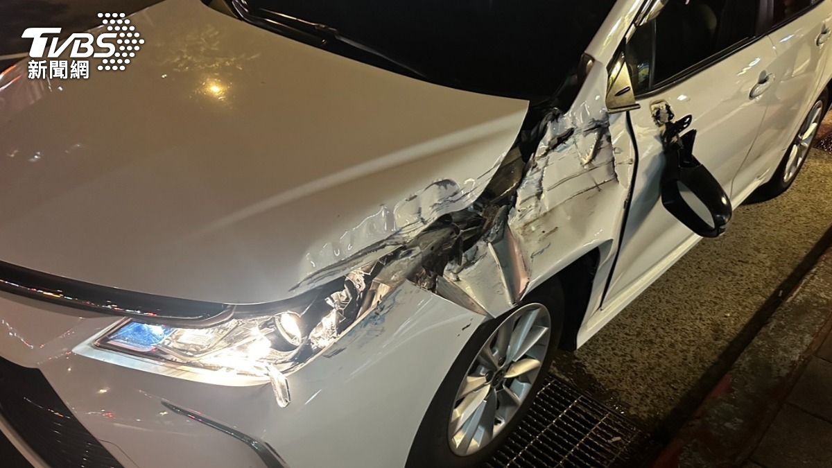 A柱擋視線!北市轎車擦撞左轉小貨車 板金毀損慘況曝
