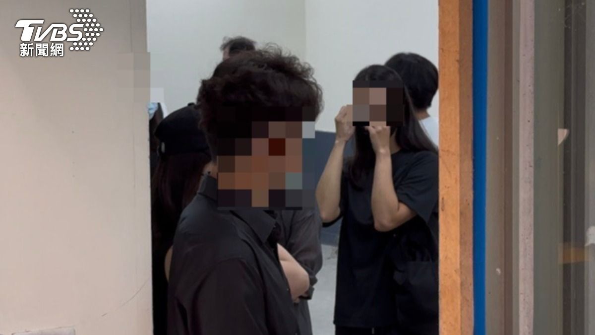 親友掩面痛哭。（圖／TVBS）