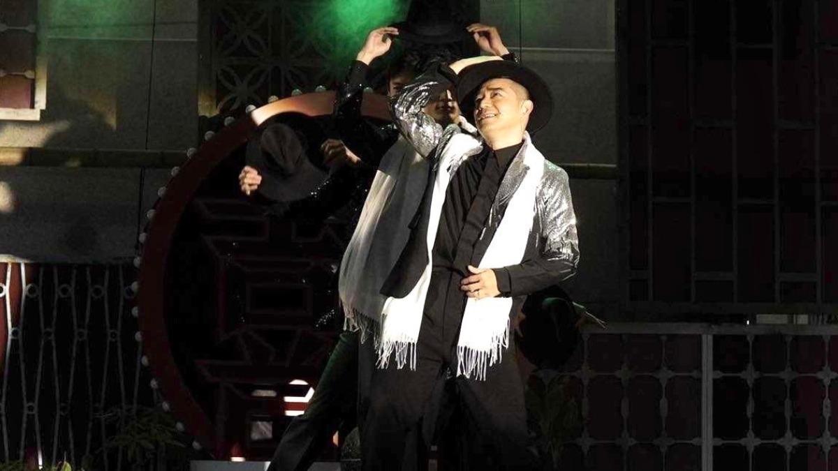 岑永康登台開唱一圓歌手夢。(圖/金星文創提供)