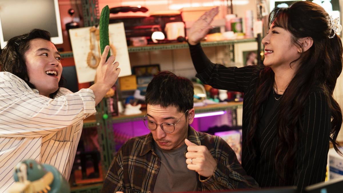 王彩樺(右)、許時豪(中)飾演岳母跟女婿。(圖/金魚企劃有限公司與一團、氣有限公司提供)