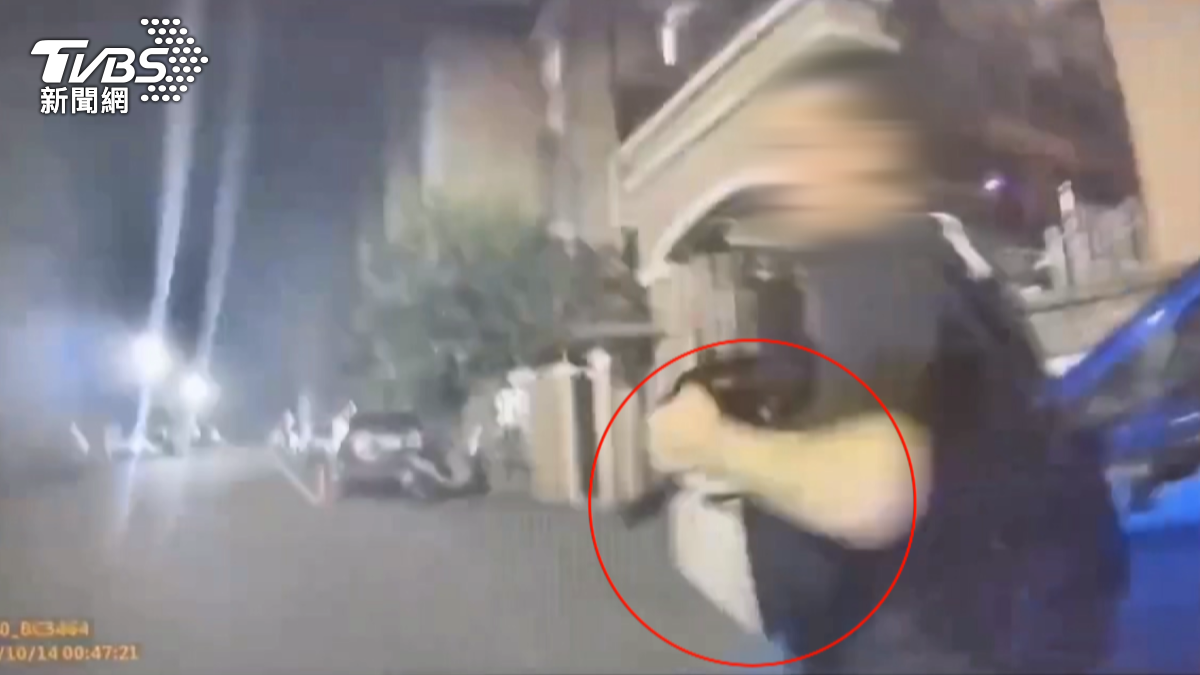 駕駛下車逃逸時手上還緊抓著包包不放,原來他是車手通緝犯,包包內裝著的是贓款60萬(圖/TVBS)