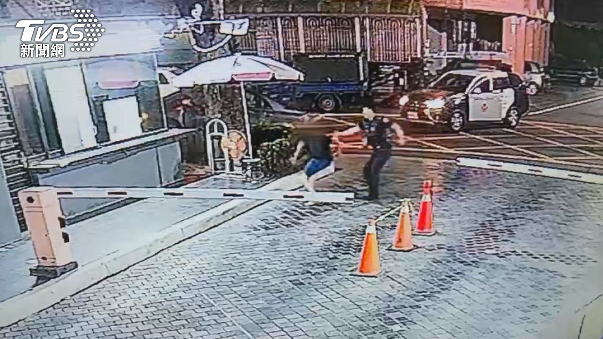 嫌犯拒檢自撞圍牆,但駕駛還是下車落跑,還和警方拉扯、試圖搶奪員警槍枝,幸好所長立刻將人制伏(圖/TVBS)