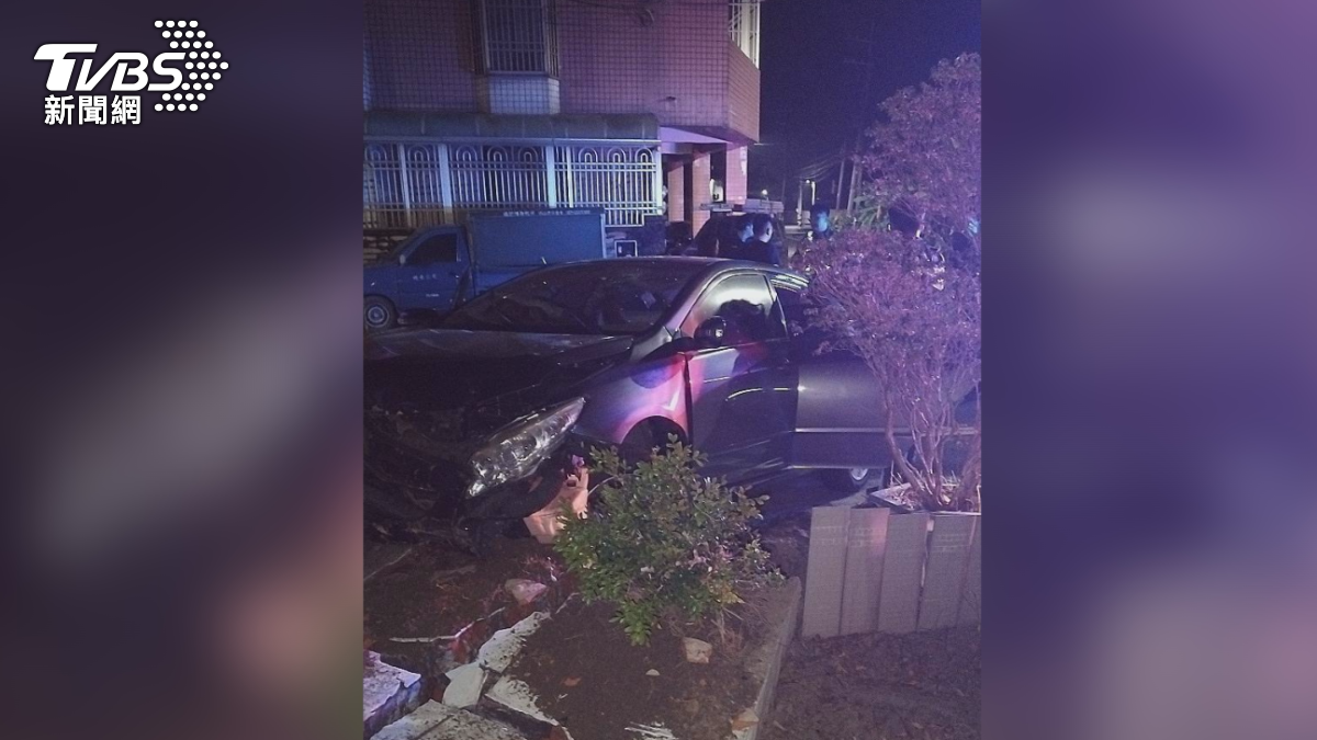 車手通緝犯被攔查,起初他假意配合卻趁機溜了,最後自撞圍牆車頭毀,圍牆也倒塌,駕駛想要逃也被逮捕(圖/TVBS)