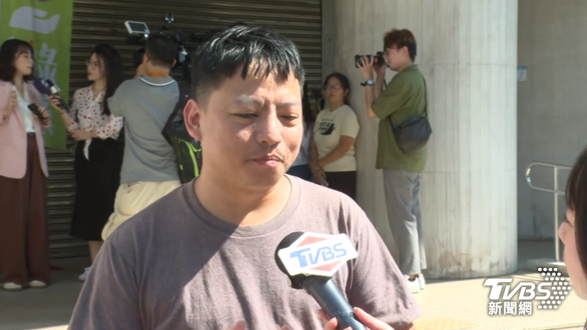身障兒喃喃自語遭「舉牌提醒」,家長表示當下相當慌張,怕被趕下車。(圖/TVBS)