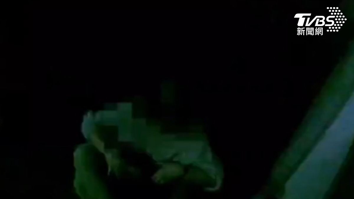 夜闖科技大學校園,女賊遊蕩辦公室,男老師勇跑梯間摸黑制伏。 (圖/TVBS)