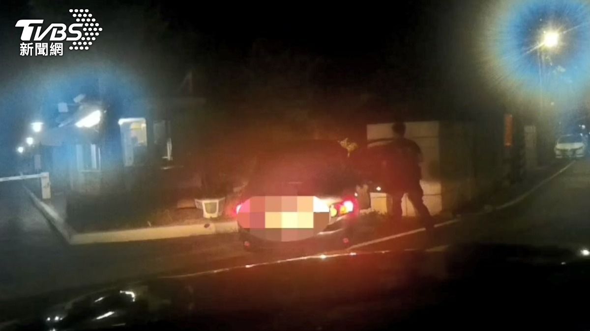 高雄路竹這起警匪追逐,嫌犯因詐騙案被通緝,卻仍繼續擔任詐騙車手,因此在遇到警方盤查時拚命逃跑。(圖/TVBS)