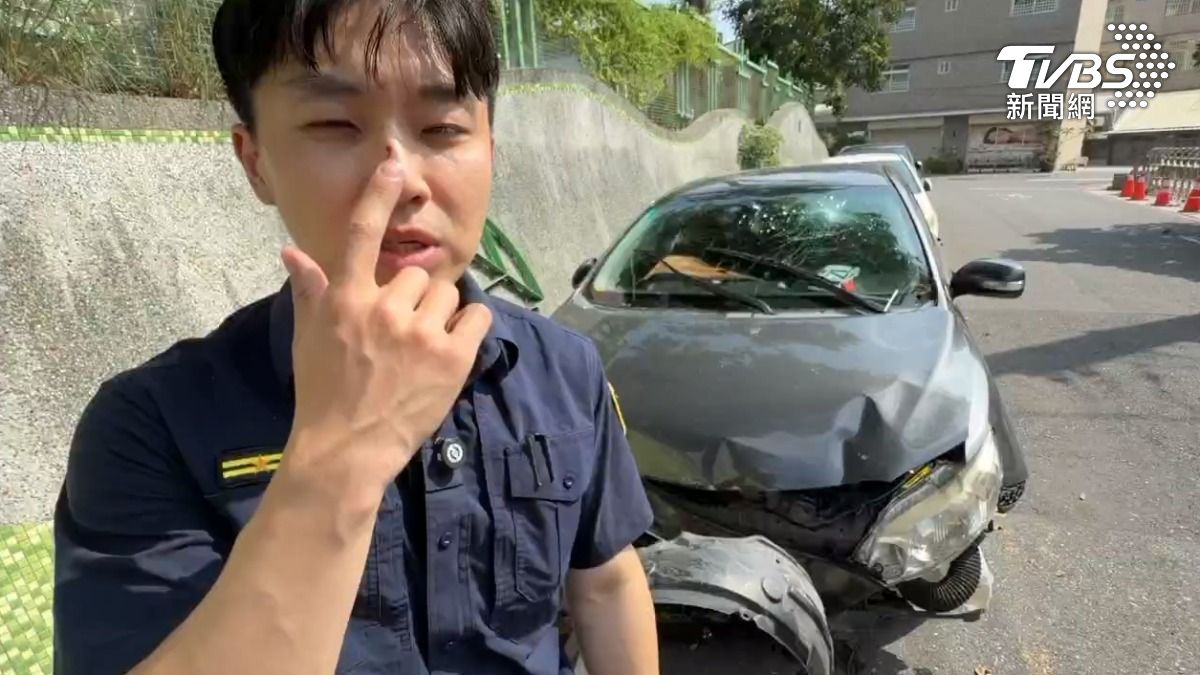 高雄路竹分駐所所長在逮捕過程中鼻樑流血結痂,右手腕有抓痕,但他仍堅持將嫌犯制伏。(圖/TVBS)