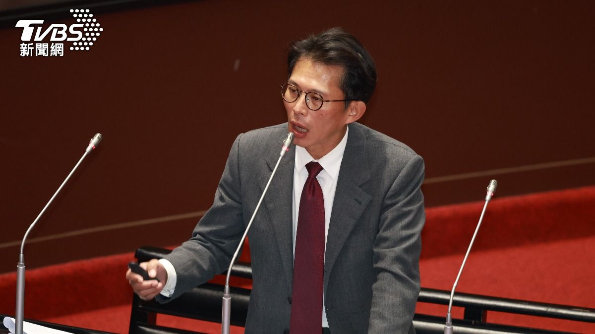 民眾黨立委黃國昌詢問水庫光電板問題。(圖/華子琛攝)