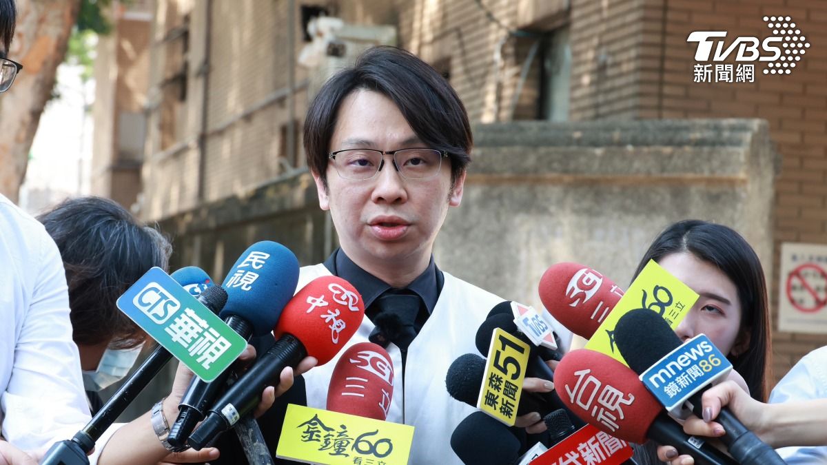 精舍命案死者蔡淑芬家屬委任律師黃中麟。(圖/潘建樺攝)
