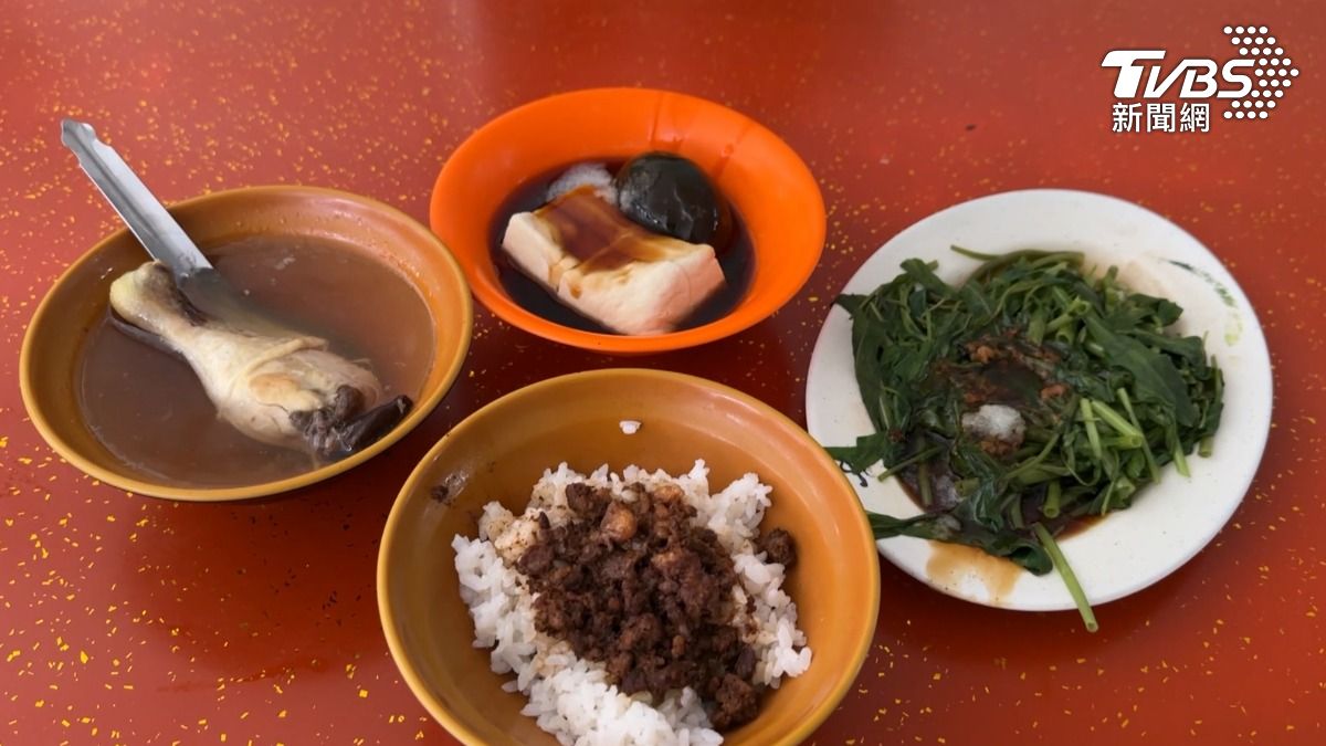 這家嘉義小吃店,肉燥飯售價25元,還有整隻雞腿的香菇雞湯也賣25元,一飯一湯銅板價就能吃到。(圖/TVBS)