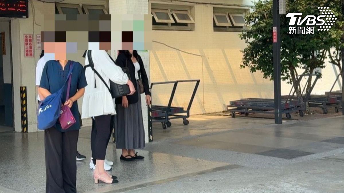 淚別長榮空服員「黑珍珠」…父母悲痛送愛女 姊捧骨灰哽咽:回家了