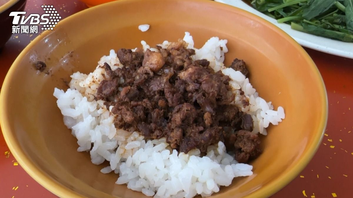 這間小吃店菜單簡單明瞭,飯類僅有肉燥飯一種選擇售價25元,非常便宜。(圖/TVBS)