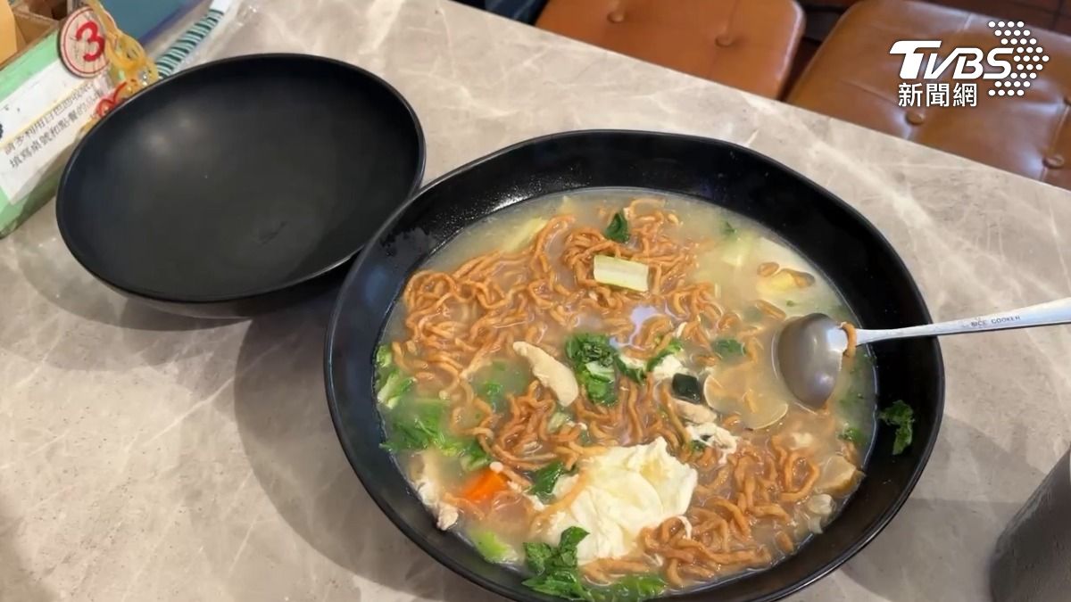 台南永康的餐廳,則以超大份量的鍋燒意麵吸引顧客。(圖/TVBS)