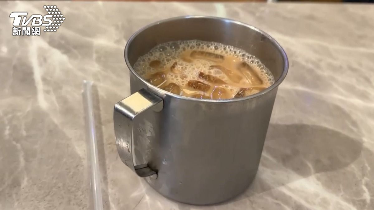 除了超大碗公的麵食,這家餐廳的飲料也都是大份量設計,甚至使用鋼杯盛裝。(圖/TVBS)